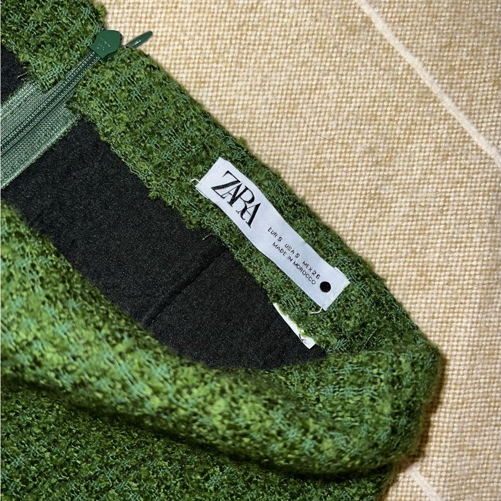 Zara Emerald Green Mini Skirt with Gold Chain Hem - Picture 3 of 4